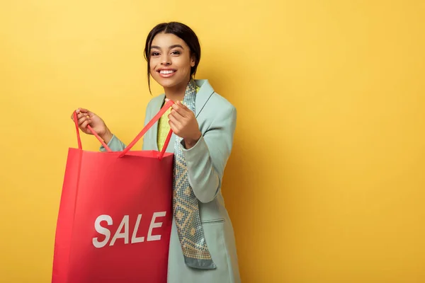 Sorrindo Menina Americana Africana Segurando Saco Compras Com Letras Venda — Fotografia de Stock