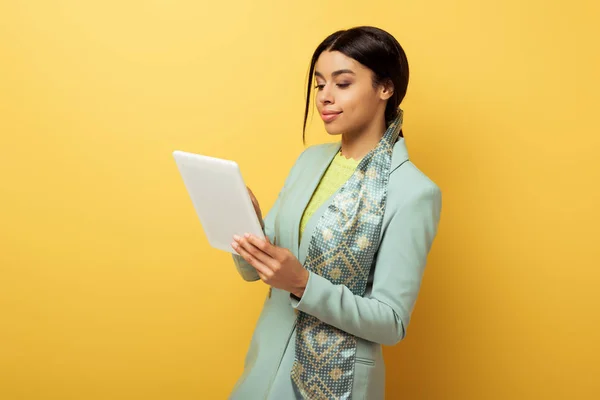 Positieve Afrikaans Amerikaanse Vrouw Met Behulp Van Digitale Tablet Geel — Stockfoto