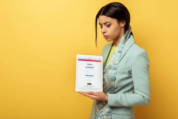 Displeased African American Woman Holding Digital Tablet Instagram App Yellow — Stock Photo, Image