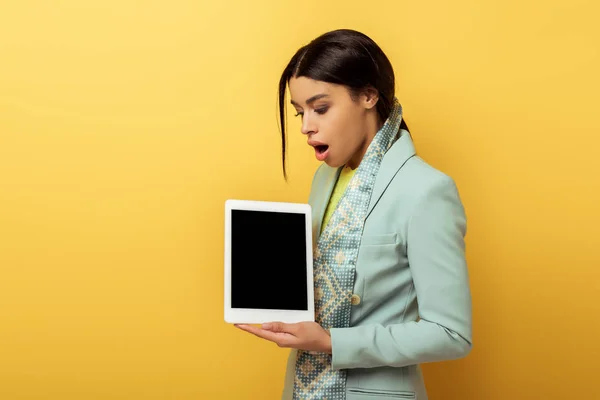 Zszokowana Afroamerykanka Trzymająca Tabletkę Cyfrową Białym Ekranem Żółtym — Zdjęcie stockowe