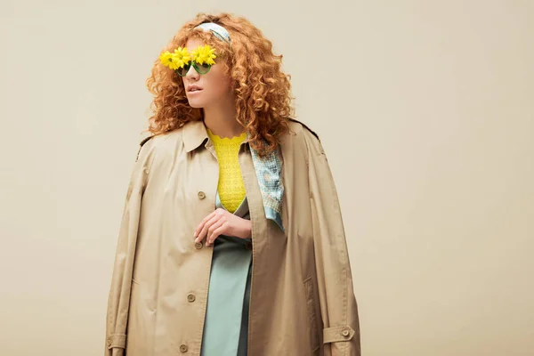 Trendy Redhead Woman Trench Coat Sunglasses Flowers Posing Isolated Beige — Stock Photo, Image
