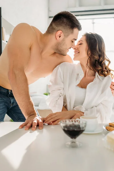 Foco Seletivo Casal Feliz Perto Mesa Cozinha Com Café Manhã — Fotografia de Stock