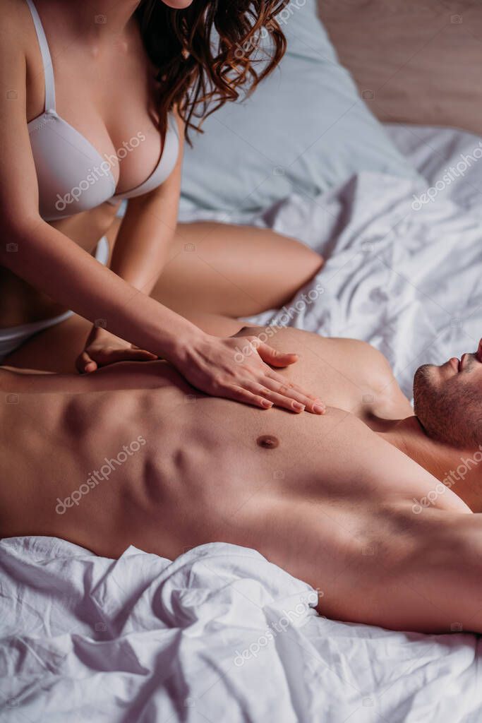 Erkak xolani dildo ilovasi bilan sikadi