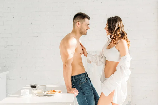 Menina Sexy Camisa Branca Lingerie Tocando Peito Namorado Sexy Cozinha — Fotografia de Stock