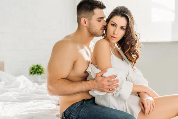 Verleidelijk Meisje Wit Bralette Kijken Naar Camera Terwijl Sexy Vriendje — Stockfoto