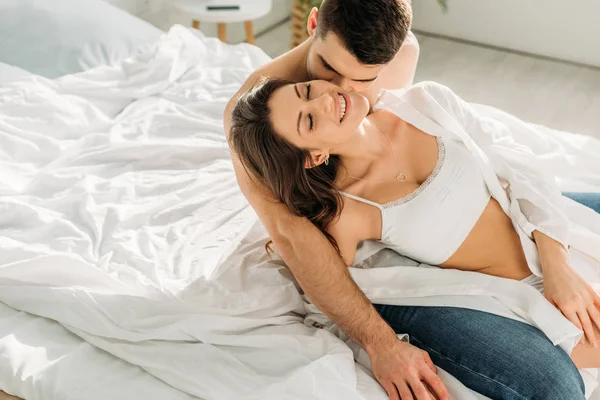 Jovem Beijando Sedutor Sorrindo Namorada Camisa Branca Bralete Quarto — Fotografia de Stock