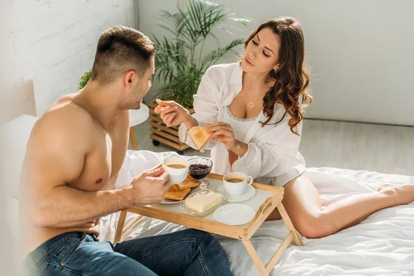 Sexy Mädchen Geben Toast Auf Hemdslosen Freund Mit Einer Tasse — Stockfoto