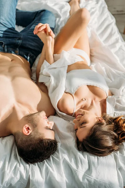 Vista Aérea Feliz Pareja Sexy Mirándose Tomándose Mano Mientras Están — Foto de Stock