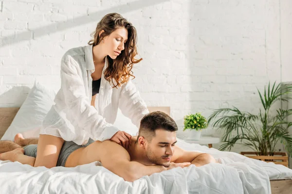 Sexig Tjej Vit Skjorta Gör Axlar Erotisk Massage Till Skjorta — Stockfoto