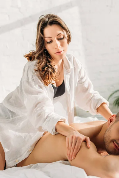 Menina Sexy Camisa Branca Fazendo Ombros Massagem Erótica Para Namorado — Fotografia de Stock