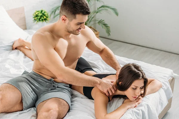 Sexy Shirtloze Man Maken Schouders Erotische Massage Naar Aantrekkelijke Vriendin — Stockfoto