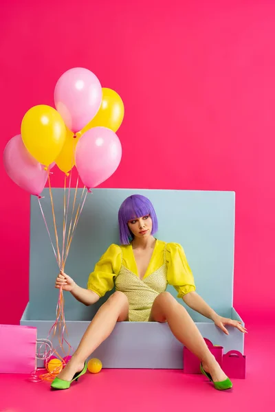 Hermosa Chica Peluca Púrpura Como Muñeca Sosteniendo Globos Sentado Caja — Foto de Stock