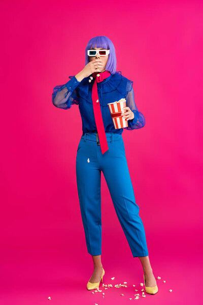 модная девушка поп-арта в фиолетовом парике и 3D очки едят попкорн, на розовый
