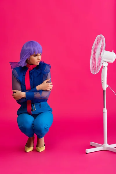 Menina Fria Triste Peruca Roxa Perto Ventilador Elétrico Rosa — Fotografia de Stock