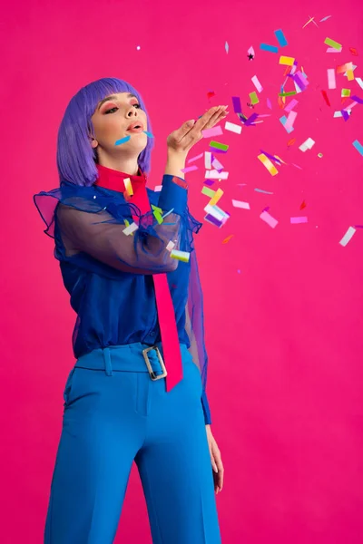 Menina Pop Art Atraente Peruca Roxa Soprando Confete Isolado Rosa — Fotografia de Stock