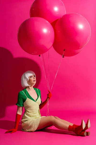 Bela Menina Chocada Branco Peruca Segurando Balões Rosa — Fotografia de Stock