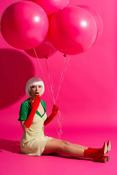 Shocked Fashionable Girl White Wig Holding Balloons Pink — Stock Photo, Image