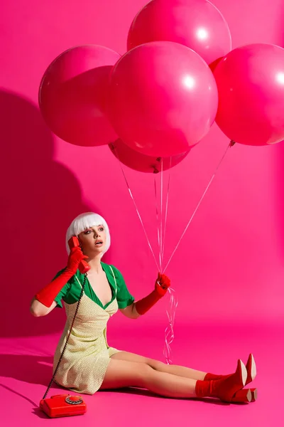 Överraskad Popkonst Flicka Vit Peruk Med Ballonger Talar Vintage Telefon — Stockfoto