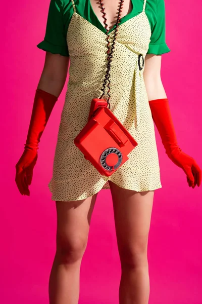 Recortado Vista Pop Art Chica Con Teléfono Retro Aislado Rosa — Foto de Stock