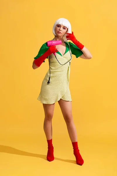 Attraente Ragazza Pop Art Parrucca Bianca Con Asciugacapelli Sul Giallo — Foto Stock