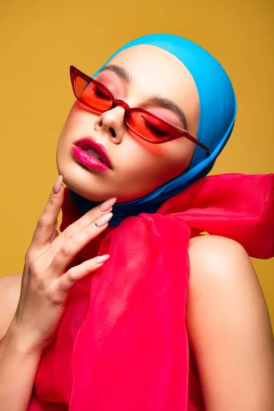 노랗게 고립된 유행하는 스카프와 선글라스를 착용하고 아름다운 — 스톡 사진