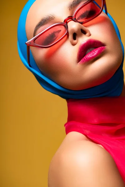 Apasionada Chica Moda Bufanda Moda Gafas Sol Rojas Amarillo — Foto de Stock