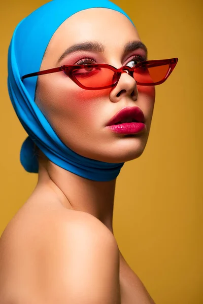 Chica Con Estilo Bufanda Moda Gafas Sol Rojas Aislado Amarillo —  Fotos de Stock