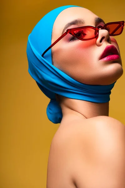Чудова Модна Дівчина Модному Шарфі Червоних Сонцезахисних Окулярах Жовтому — стокове фото