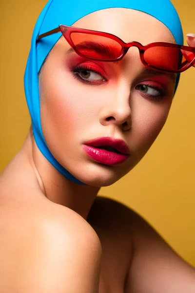 Atractiva Chica Moda Bufanda Moda Gafas Sol Rojas Aislado Amarillo — Foto de Stock