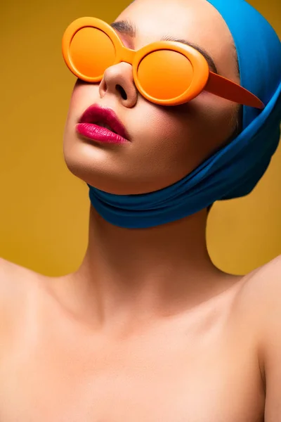 Atraktivní Módní Dívka Šále Módní Sluneční Brýle Izolované Žluté — Stock fotografie