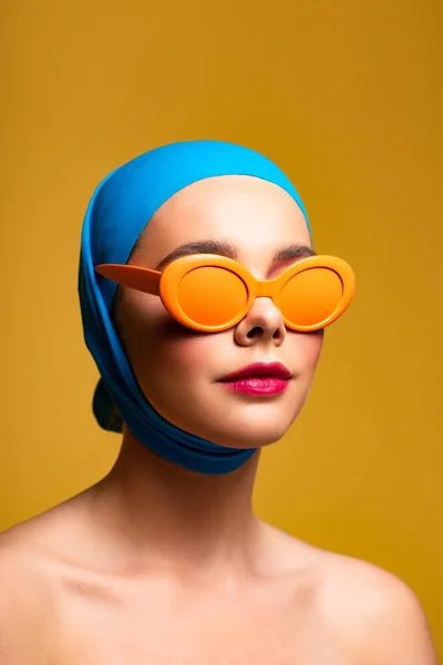 Ελκυστική Γυμνή Γυναίκα Κασκόλ Και Μοντέρνα Γυαλιά Ηλίου Απομονωμένη Κίτρινο — Φωτογραφία Αρχείου