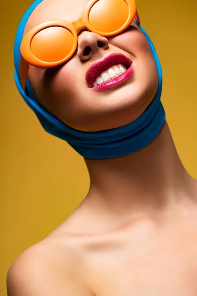 Sexy Naakt Meisje Sjaal Modieuze Zonnebril Geel — Stockfoto