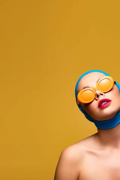 Κομψό Γυμνό Κορίτσι Κασκόλ Και Μοντέρνα Γυαλιά Ηλίου Απομονωμένο Κίτρινο — Φωτογραφία Αρχείου