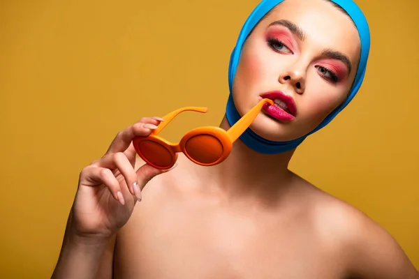 Mujer Desnuda Reflexiva Bufanda Con Gafas Sol Moda Aislado Amarillo —  Fotos de Stock