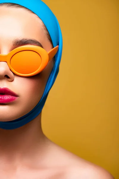 Naakt Vrouw Sjaal Modieuze Oranje Zonnebril Geïsoleerd Geel — Stockfoto