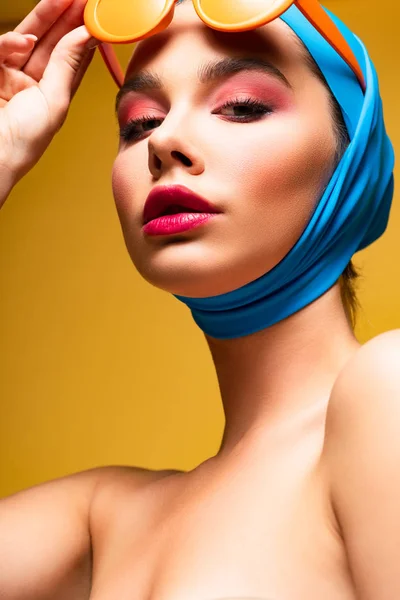 Aantrekkelijke Naakte Vrouw Sjaal Modieuze Oranje Zonnebril Geel — Stockfoto