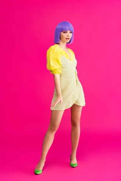 Menina Arte Pop Elegante Peruca Roxa Vestido Amarelo Posando Rosa — Fotografia de Stock