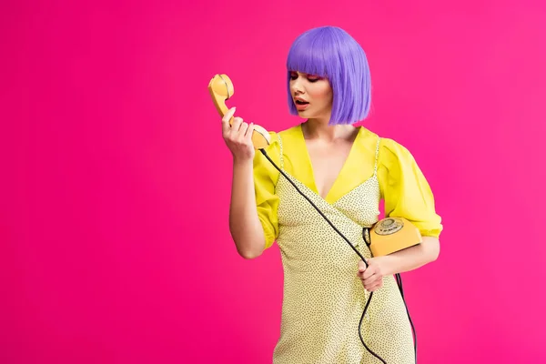 Emotionele Vrouw Paarse Pruik Houden Retro Telefoon Geïsoleerd Roze — Stockfoto