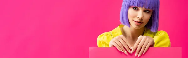 Plano Panorámico Pop Art Girl Peluca Púrpura Sosteniendo Cartel Blanco — Foto de Stock