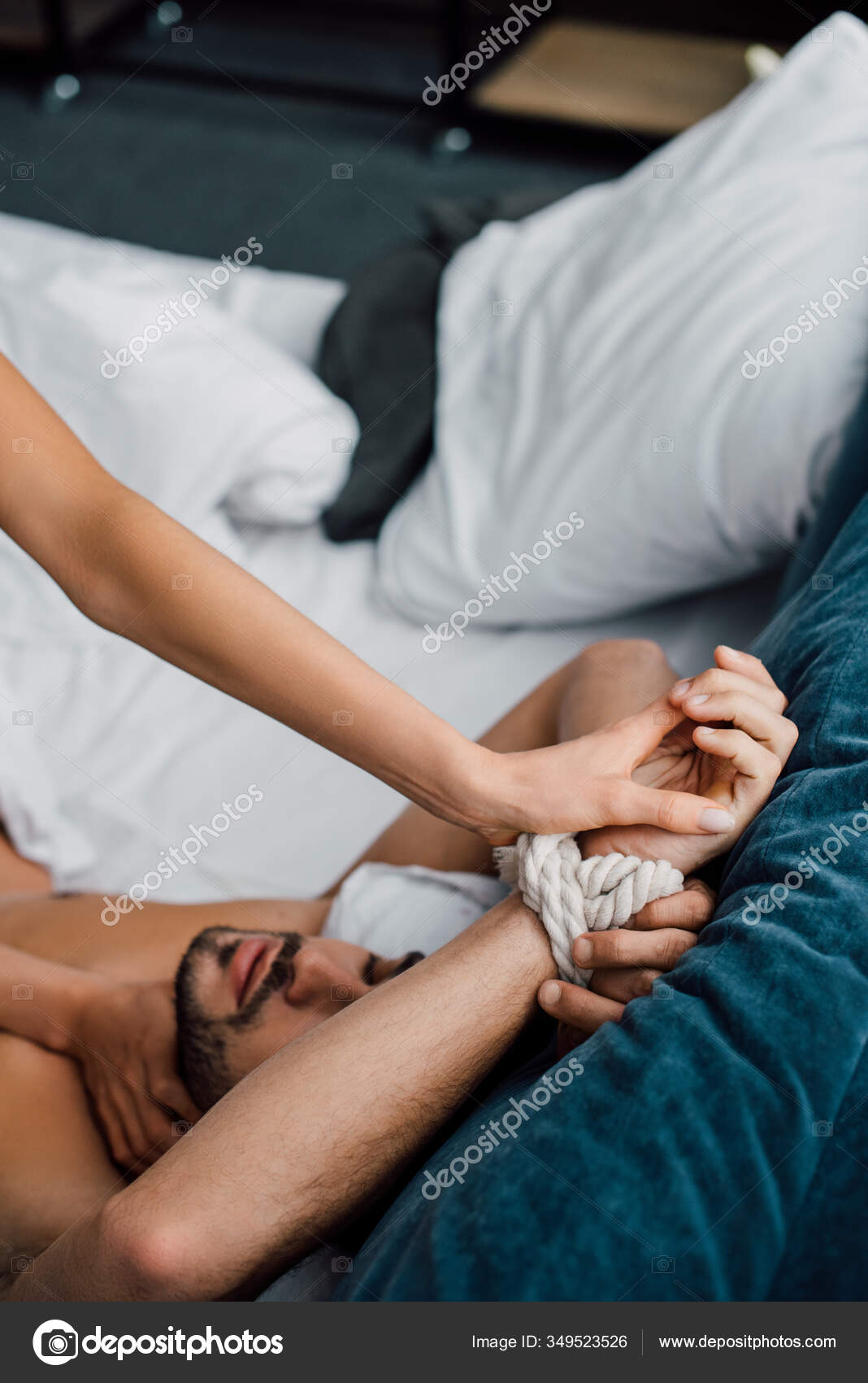 Мужик привязал женщину кровати