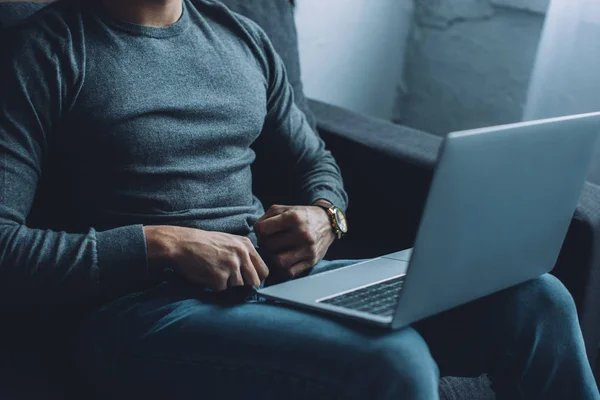 Vista Recortada Del Hombre Desabotonando Jeans Mientras Pornografía Portátil Sofá — Foto de Stock