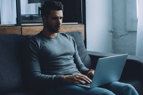 Esisteva Giovane Uomo Guardando Pornografia Sul Computer Portatile Sul Divano — Foto Stock