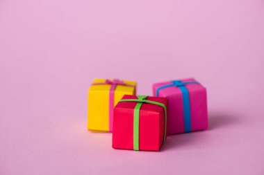 Pembe üzerine kağıt hediye kutularının seçici odağı 