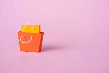 Pembe üzerine küçük alışveriş torbaları ve fotokopi alanı 