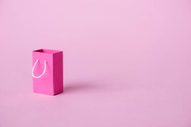 Pembe üzerine küçük bir alışveriş çantası ve kopyalama alanı. 