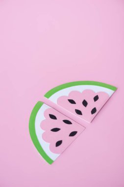 Dilimlenmiş kağıt karpuz, pembe üzerine siyah tohumlar. 