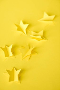 sarı üzerine kağıt yıldızların seçici odak noktası 