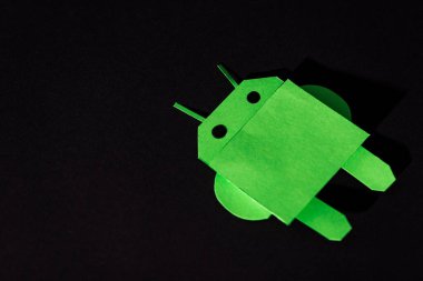 Kyiv, Ukrayna - 13 Şubat 2020: siyah üzerinde izole edilmiş yeşil origami android robot 