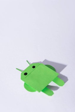 Kyiv, Ukrayna - 13 Şubat 2020: Beyaz üzerinde yeşil origami android robot 