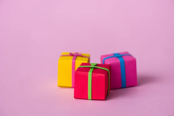 Επιλεκτική Εστίαση Των Χάρτινων Κιβωτίων Δώρων Ροζ — Φωτογραφία Αρχείου